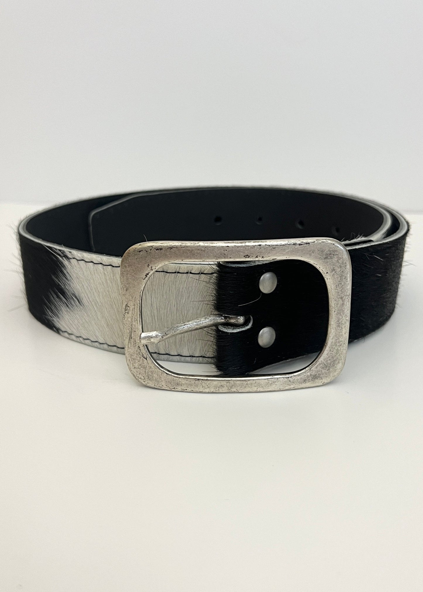 Large ceinture Bovin Poil Naturel Noir & Blanc – Boucle Métal Vieilli